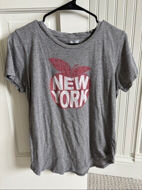 New York Apple Graphic Grey Short Sleeve Tee Women’s Size Medium